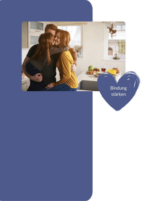 liebevoll aufwachsen – Eine Familie umarmt sich herzlich in der Küche. Eltern und Kind zeigen innige Nähe und emotionale Geborgenheit in einem warmen, harmonischen Moment.