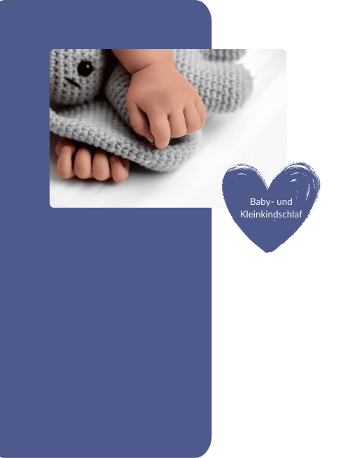 liebevoll aufwachsen – Ein Baby hält mit der Hand ein graues, gehäkeltes Kuscheltier, während seine kleinen Füße darunter hervorschauen – Symbol für Geborgenheit und Schlaf.