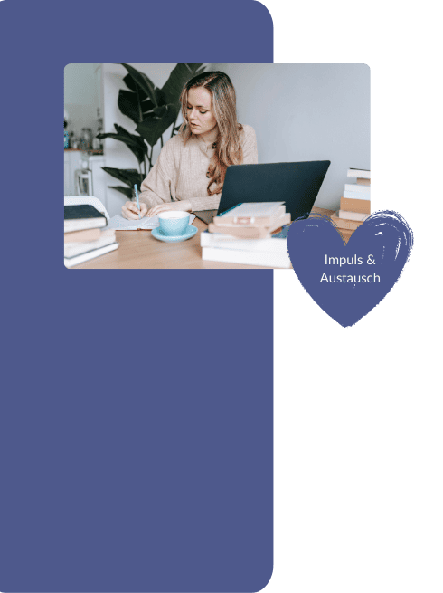 liebevoll aufwachsen – Eine Frau arbeitet am Laptop, umgeben von Büchern und einer Tasse Tee – ein Raum für Impulse und gemeinsames Nachdenken.