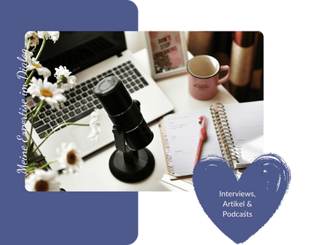 liebevoll aufwachsen – Mikrofon, Notizbuch und Laptop für Interviews und Podcasts