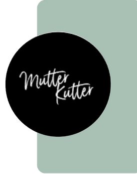 liebevoll aufwachsen – Logo von MutterKutter auf zweigeteiltem grün-schwarzem Hintergrund