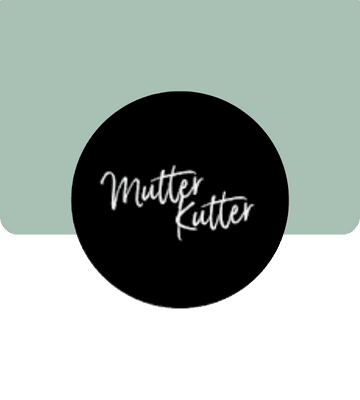 liebevoll aufwachsen – Logo des Online-Magazins MutterKutter auf schwarzem Kreis