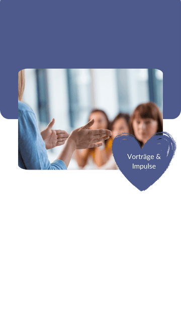 liebevoll aufwachsen – Vortragssituation mit aufmerksam lauschendem Publikum und gestikulierender Rednerin – symbolisch für inspirierende Impulse rund um Familie und Kindheit.