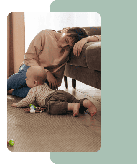 liebevoll aufwachsen – erschöpfte Mutter in der Babyzeit