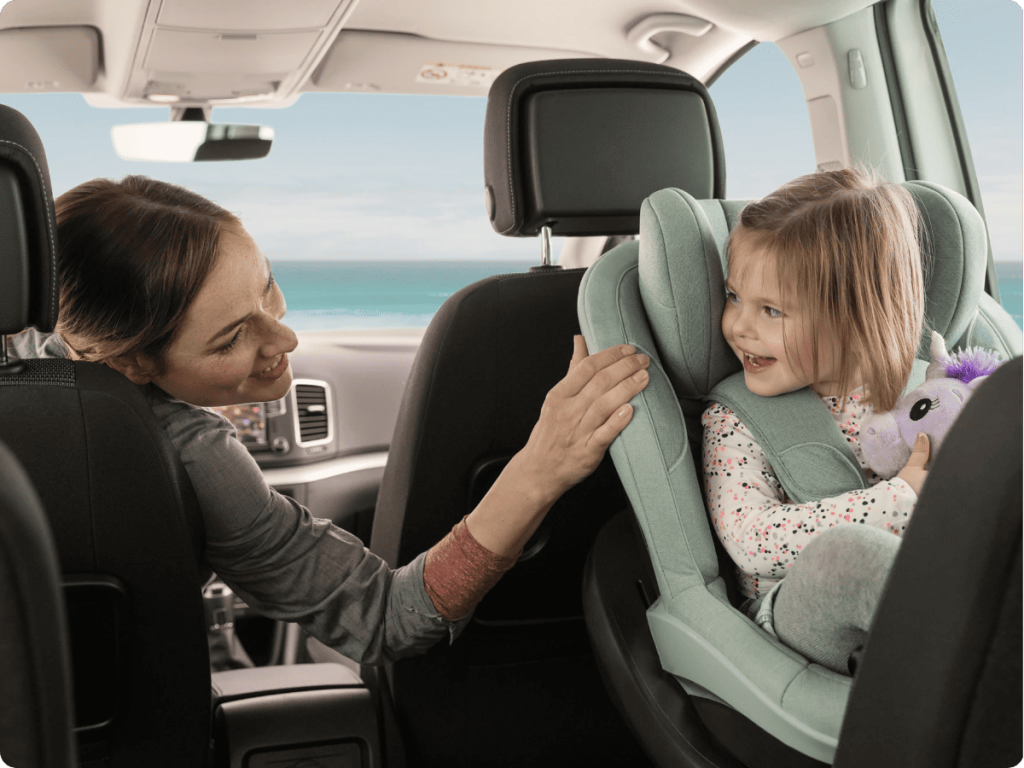 liebevoll aufwachsen – rückwärtsgerichteter Kindersitz für mehr Sicherheit beim Autofahren