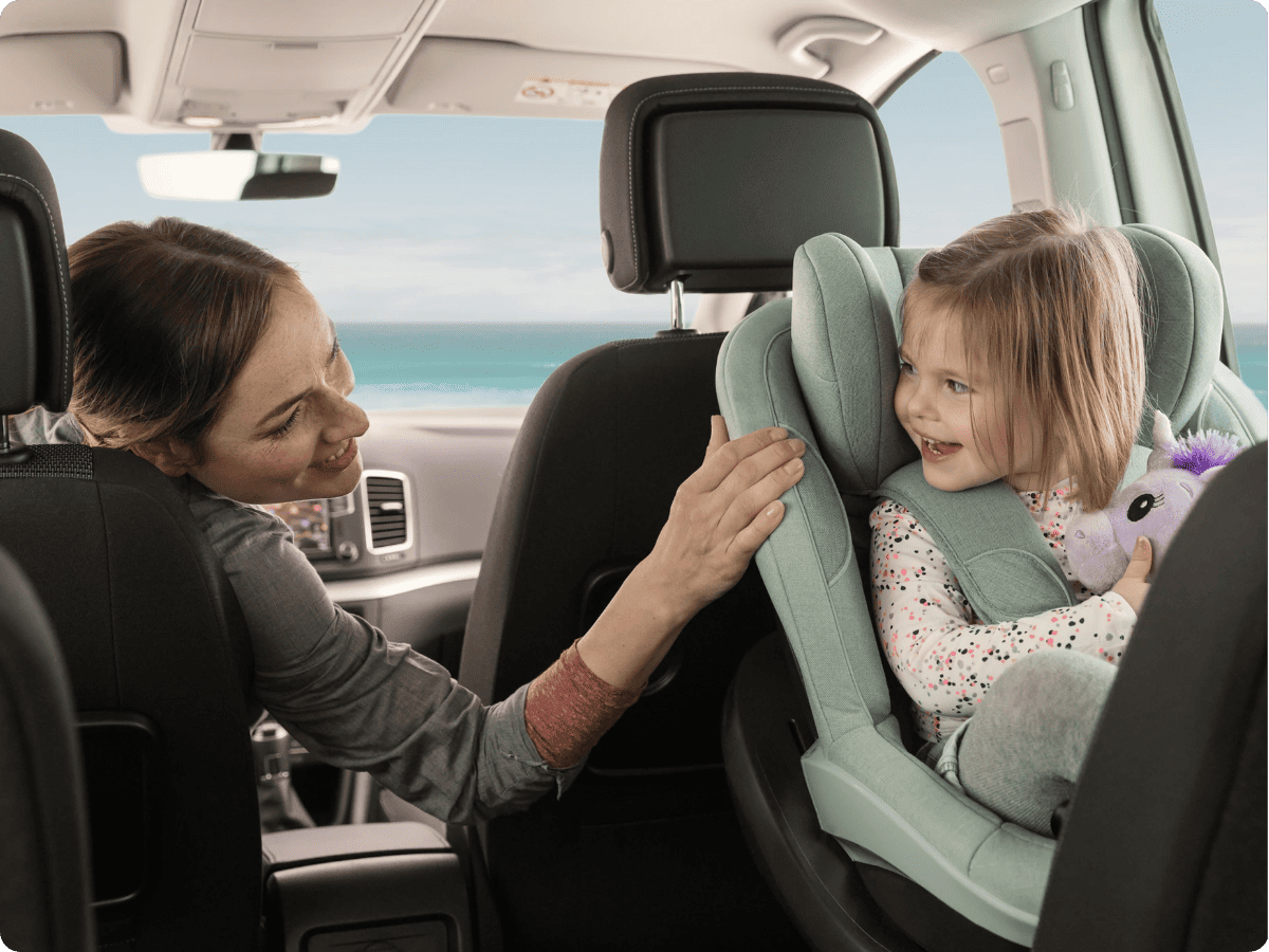 liebevoll aufwachsen – rückwärtsgerichteter Kindersitz für mehr Sicherheit beim Autofahren