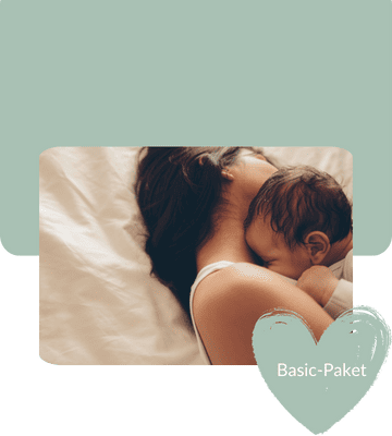 liebevoll aufwachsen - Mutter liegt mit Baby in enger Kuschelsituation im Bett, Symbolbild für das Basic-Paket der Elternbegleitung
