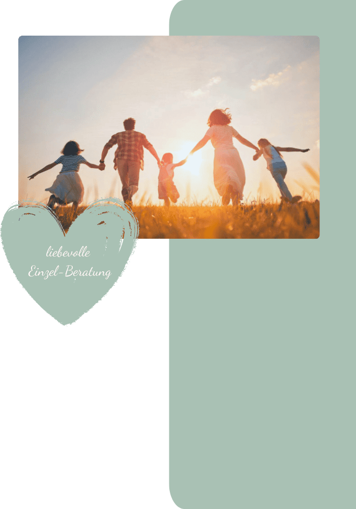 liebevoll aufwachsen - Familie läuft gemeinsam durch ein Sonnenfeld, Symbol für individuelle Einzelberatung mit Fokus auf Verbindung und Entwicklung