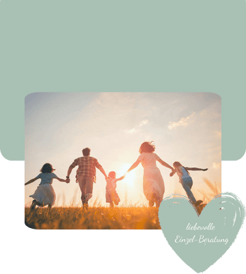 liebevoll aufwachsen - Familie läuft Hand in Hand durch ein Feld im Sonnenlicht, Symbolbild für individuelle Einzelberatung in der Elternbegleitung