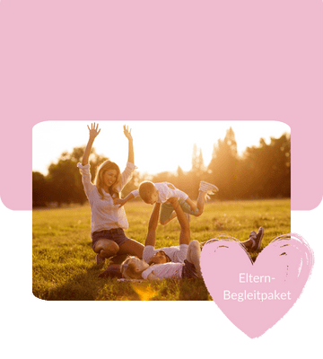 liebevoll aufwachsen - Fröhliche Familie spielt auf einer Wiese im Sonnenuntergang, Symbolbild für das Eltern-Begleitpaket