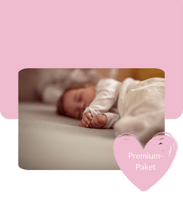 liebevoll aufwachsen - Schlafendes Baby in weißem Strampler als Symbol für Geborgenheit und das Premium-Paket der Elternbegleitung