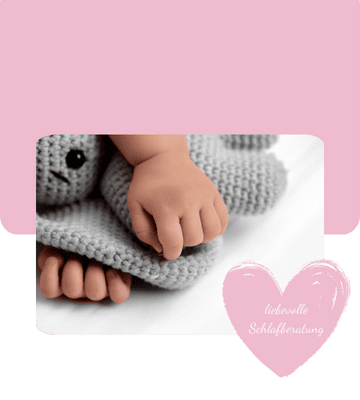 liebevoll aufwachsen - Babyhand hält graues Strickkuscheltier fest, Symbol für Geborgenheit in der liebevollen Schlafberatung