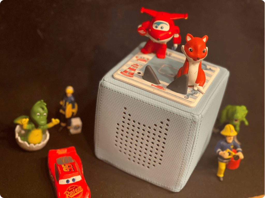 liebevoll aufwachsen – Toniebox mit Tier- und Heldenfiguren