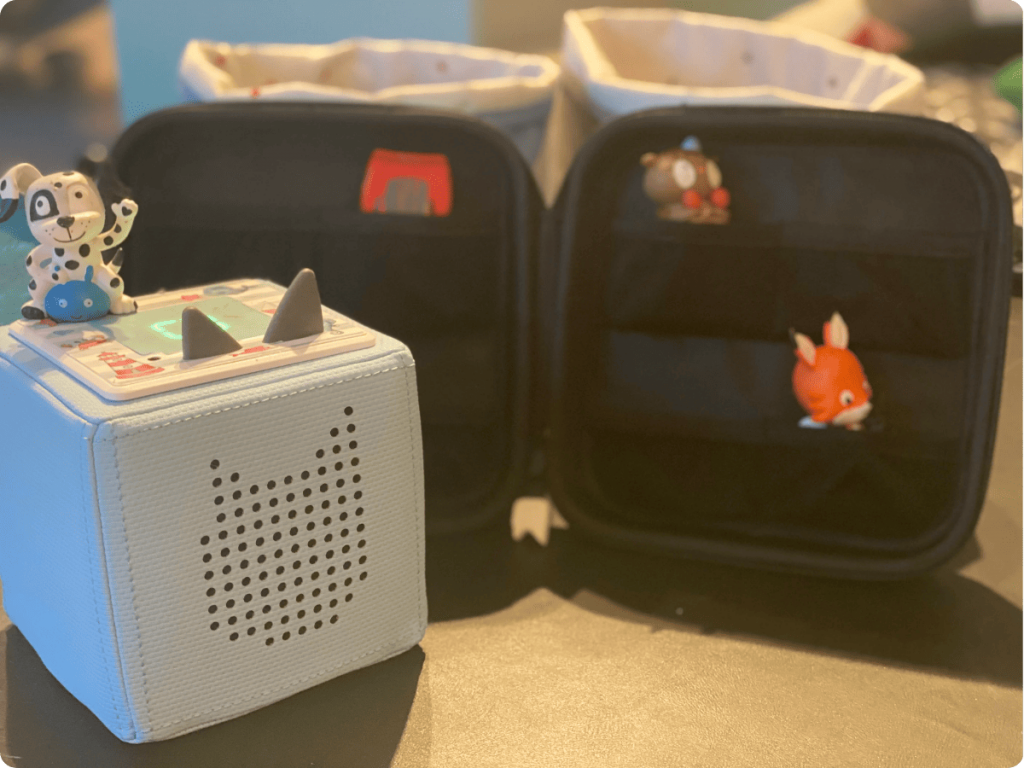 liebevoll aufwachsen – Toniebox mit Dackel-Figur und geöffneter Tonie-Tragetasche mit Spielfiguren