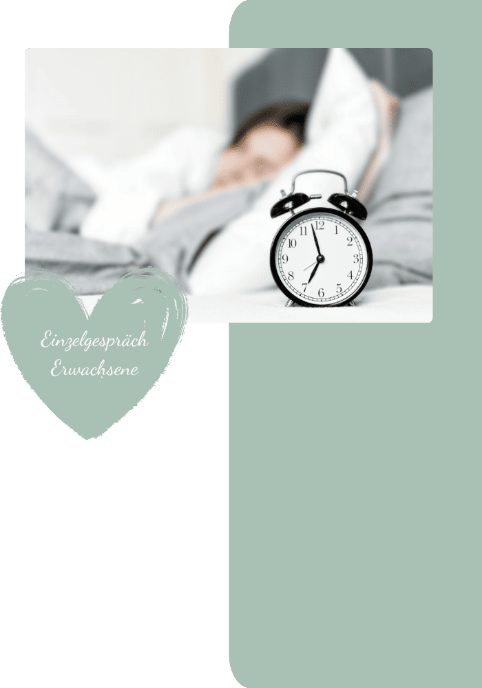 Wecker vor schlafender erwachsener Person im Bett