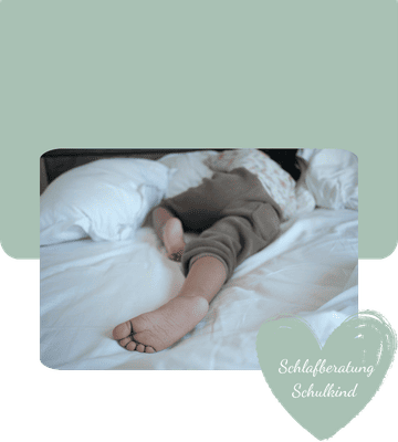 Schulkind schläft im Bett als Motiv zur Schlafberatung