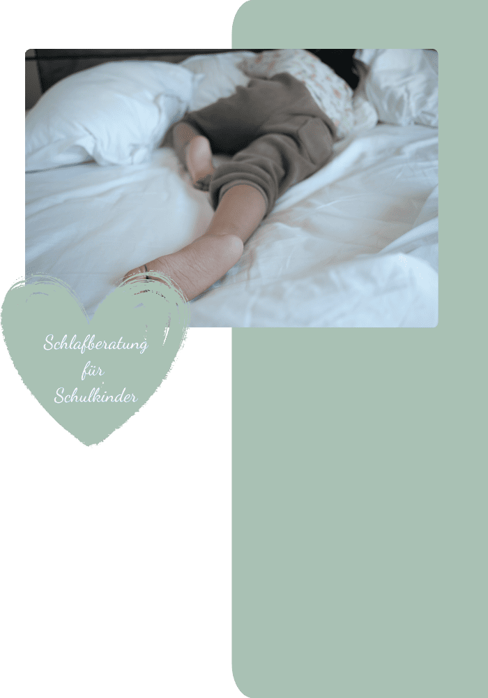 Kind im Bett als Motiv zur Schlafberatung für Schulkinder