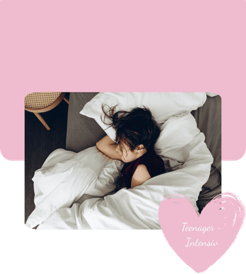 Teenager sitzt wach im Bett bei Schlafproblemen